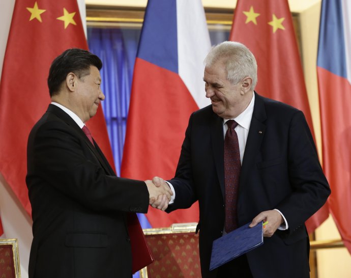Čínsky prezident Si Ťin-pching strávil v Prahe tri dni, srdečne ho prijal jeho náprotivok Miloš Zeman. Foto – TASR/AP