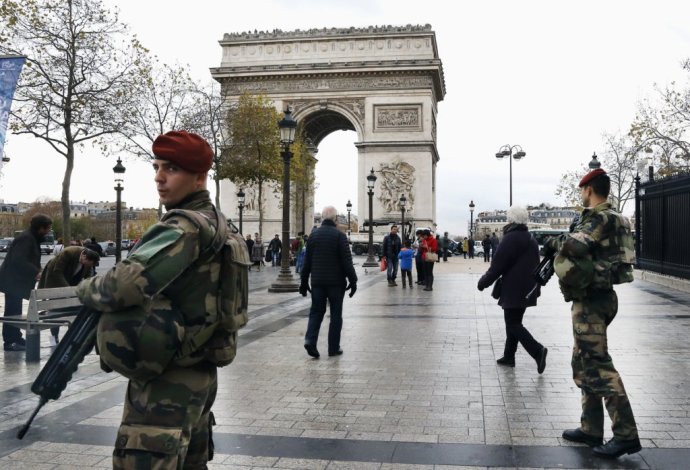Vojaci hliadkujú pri Víťaznom oblúku v Paríži. Foto - TASR/AP