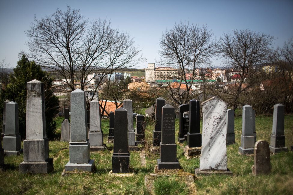 Pohľad na Krupinu z miestneho židovského cintorína. Počas vojny zahynulo najmenej 37 miestnych Rómov a 115 židov. Foto N – Vladimír Šimíček