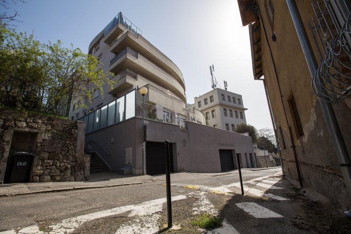 Firma Latem Trading sídli v bytovom dome pod Hradom, za suseda má aj exministra spravodlivosti Tomáša Borca. Foto N – Matej Dugovič