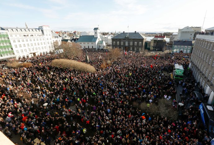 Islanďania protestujú proti premiérovi na zaplnenom námestí v Reykjavíku. Foto – ap