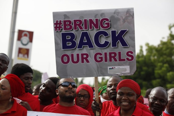 Nigérijčania protestujú počas demonštrácie na záchranu unesených školáčok teroristami z Boko Haram v Chiboku. Foto: AP