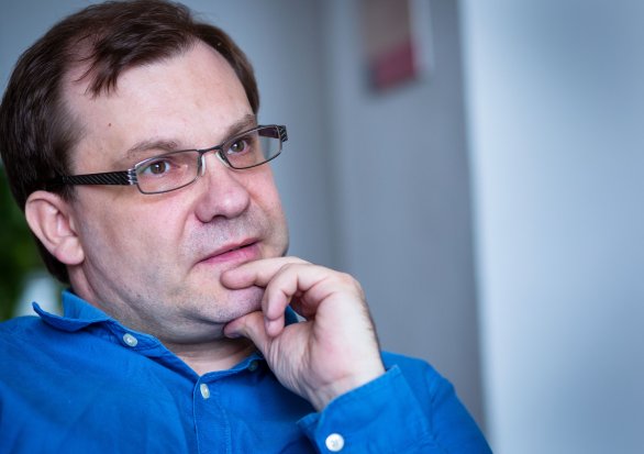 Juraj Marušiak (1970) Vyštudoval slovenčinu a históriu na Filozofickej fakulte Univerzity Komenského. V roku 1996 nastúpil do Ústavu politických vied SAV (vtedy Politologický kabinet SAV), kde pracuje dodnes. Od roku 2013 je členom predsedníctva SAV. Zaoberá sa predovšetkým modernými dejinami strednej a východnej Európy, slovensko-poľskými vzťahmi a slovenskou zahraničnou politikou. Je autorom a spoluautorom desiatok knižných publikácií a novinových článkov. Foto N - Tomáš Benedikovič