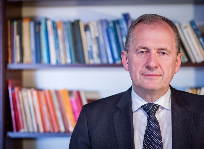 Josef Baxa (56) vyštudoval právo na Karlovej univerzite. Ako sudca začal v roku 1984 pôsobiť na okresnom súde v Plzni, neskôr prešiel na krajský súd. V rokoch 1998 až 2002 bol štátnym tajomníkom ministrov spravodlivosti. Od roku 2003 stojí na čele Najvyššieho správneho súdu. Do Bratislavy prišiel diskutovať o dôvere a efektívnosti súdnictva na pozvanie združenia sudcov Za otvorenú justíciu (www.sudcovia.sk). Foto N – Tomáš Benedikovič