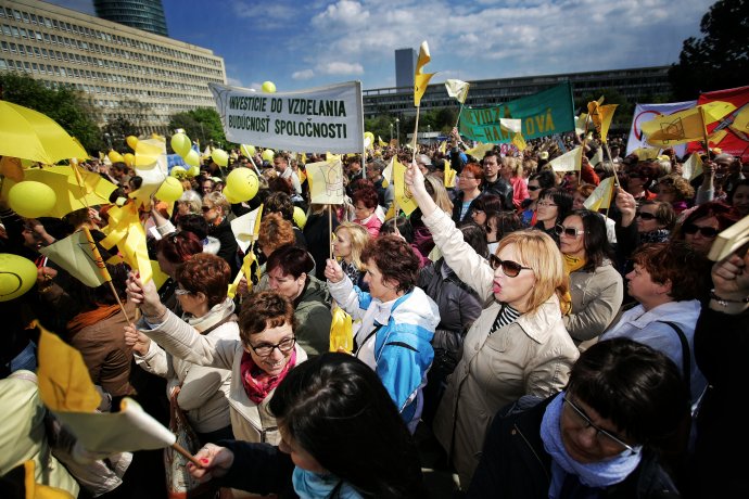 Protestujúci učitelia minsitra školstva kritizujú. Foto N - Tomáš Benedikovič