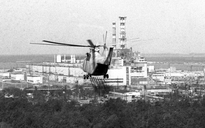 Na archívnej snímke z 12. mája 1986 helikoptéra rozprašuje chemikálie na elimináciu radiácie zo zničeného reaktora jadrovej elektrárne Černobyľ. Foto – TASR/AP