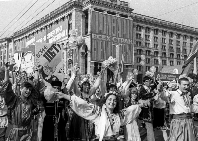 Ľudia oslavovali v Kyjeve Prvý máj, hoci bolo pár dní po havárii. Foto – AP