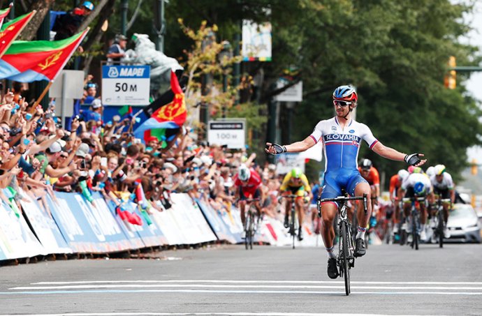Peter Sagan oslavuje titul majstra sveta 2015. Foto – AP