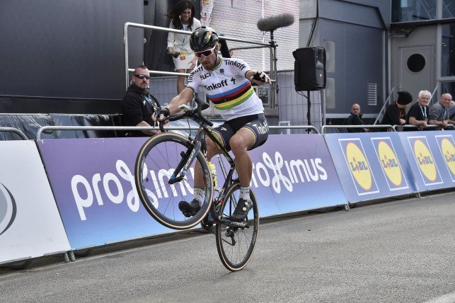 Peter Sagan oslavuje výhru pretekov Okolo Flámska jazdou po zadnom kolese. Foto Peter De Voecht/PN/BettiniPhoto