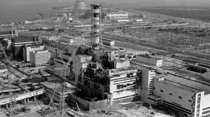Elektráreň v Černobyli po výbuchu. Foto – chernobylzone.sk