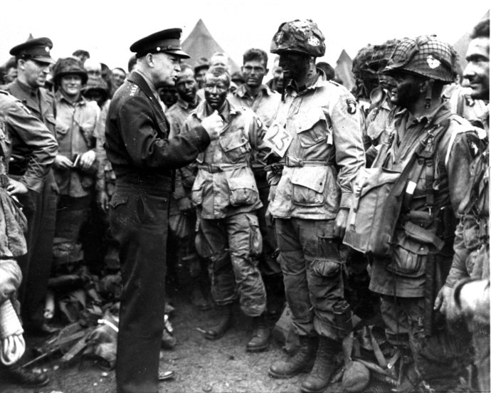 Americký generál Dwight D. Eisenhower 6. júna 1944 pred vylodením spojencov v Normandii. Foto - TASR/AP