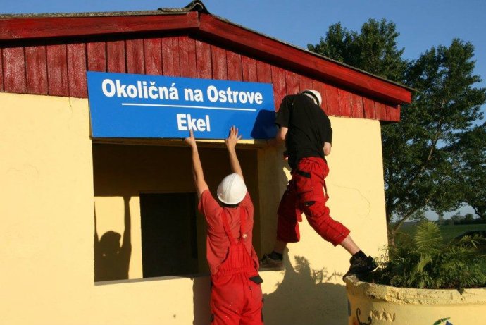 Hnutie Dvojjazyčné južné Slovensko doteraz osádzalo tabule s maďarskými nápismi načierno, železničiari ich následne vždy ostraňovali. Foto – Dvojjazyčné južné Slovensko