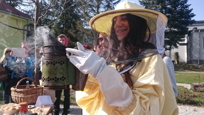 Študentka z Turecka pripravená na prácu s včelami. Najprv treba úľ vydymiť. Foto N - Laco Kerekes