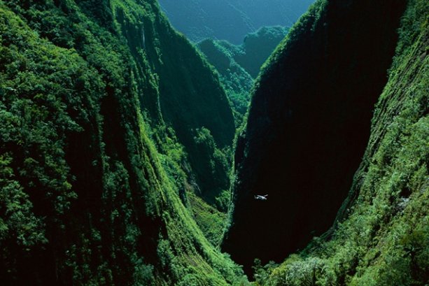 (foto: The gorges of the Bras de Caverne,  Island of Réunion, Yann Arthus-Bertrand)