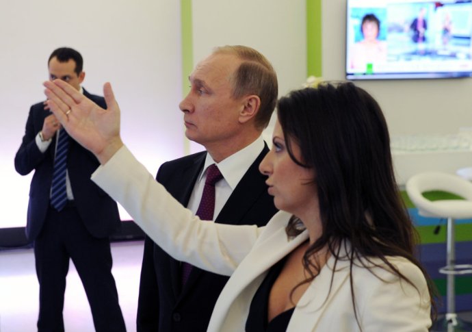 Šéfredaktorka Sputnika Margarita Simonjanová a ruský prezident Vladimir Putin. Foto – TASR/AP