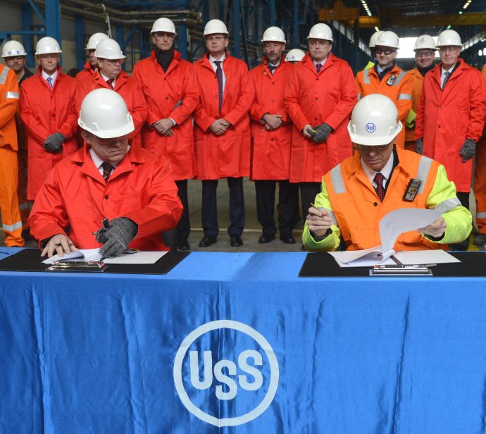V marci 2013 premiér Robert Fico vyjednal, aby americký majiteľ U. S. Steelu fabriku najmenej 5 rokov nepredával, teraz je téma odchodu znova na stole. Foto - TASR