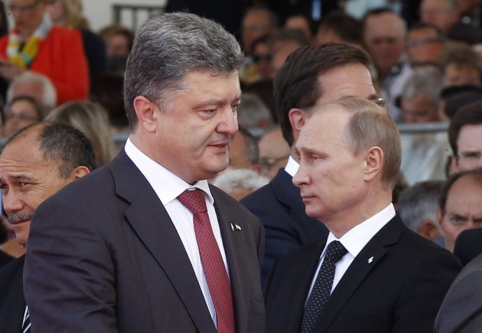 Porošenko a Putin. Dvoch úhlavných rivalov spájajú prepojenia na daňové raje. Foto – TASR/AP