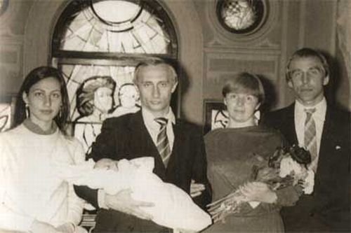 Putin s manželkou Ľudmilou, práve narodenou dcérou Mašou a jej krstným otcom Sergejom Rolduginom. Fotografia z knihy Z prvej osoby.