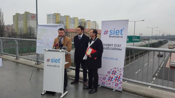 Robert Auxt, vľavo, pred voľbami na tlačovej konferencii kritizoval náhle zmeny na križovatke Triblavina. Teraz ako dočasne poverený vedie Národnú diaľničnú spoločnosť, ktorá sa o zmeny na križovatke postarala. Foto – Sieť