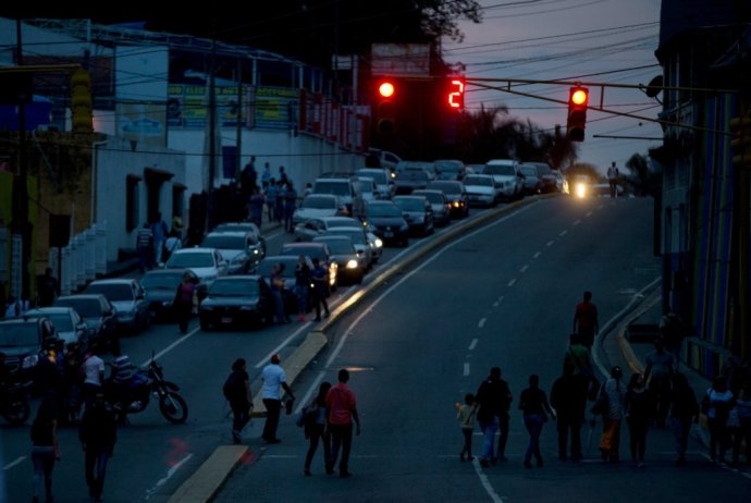 Venezuela je jednou z najnásilnejších krajín sveta. Výpadky elektriny pocit nebezpečia v uliciach len zvyšujú. FOTO - AP
