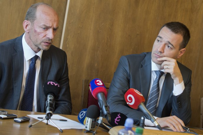 Terajší šéf VšZP Miroslav Kočan (vľavo) a minister zdravotníctva Tomáš Drucker. Foto – TASR