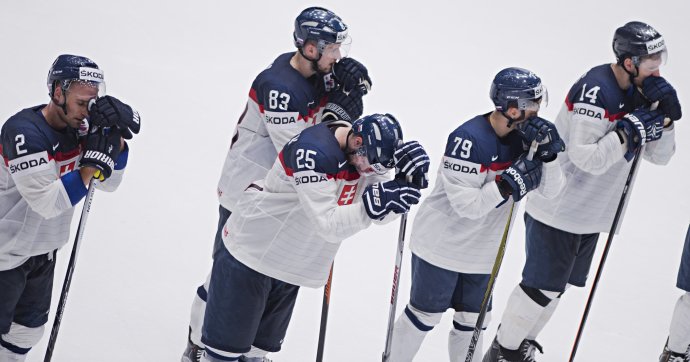 Slovenskí hokejisti po zápase s Bieloruskom. Foto - TASR