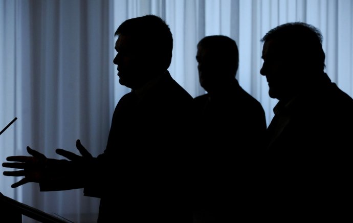 Známe siluety – vpredu Robert Fico, vpravo Vladimír Mečiar a v pozadí Ján Slota, šéfovia vládnych strán v rokoch 2006 – 2010. Foto – TASR