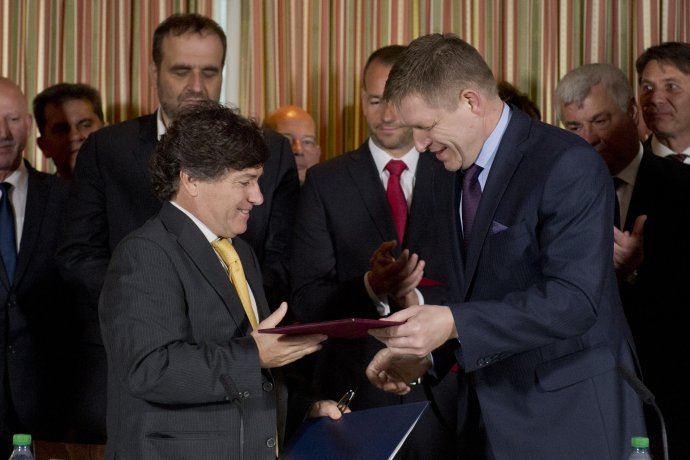 Premiér Robert Fico a Carlos Ugarte Cruz-Coke zo Cintra Infrastructures pri podpise zmluvy na obchvat Bratislavy v máji 2016. Foto - TASR