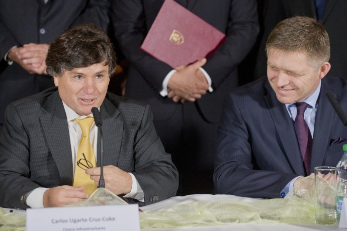 Predseda vlády Robert Fico a Carlos Ugarte Cruz-Coke z Cintra Infrastructures po podpise zmluvy na výstavbu bratislavského obchvatu. Foto – TASR