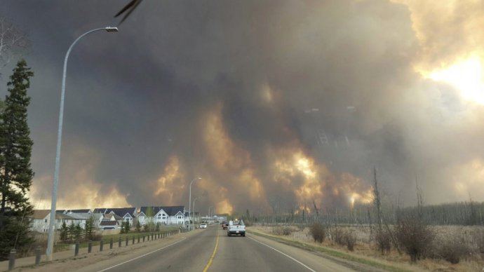 Požiar sa šíri aj na južné mestá od mesta Fort McMurray. Foto - TASR/AP