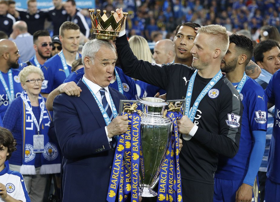 Schmeichel s trénerom Ranierim s trofejou pre víťaza Premier League. Foto - ap