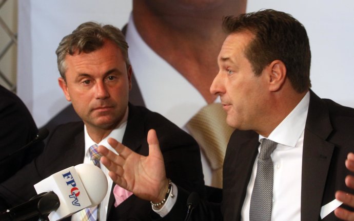 Norber Hofer (vľavo) a Hanz-Christian Strache na tlačovej konferencii. Foto: AP/tasr