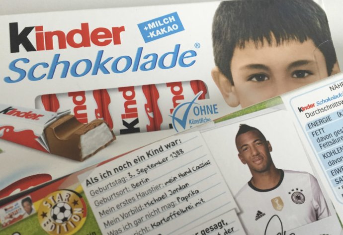 Špeciálna edícia čokolád s nemeckými futbalovými hviezdami z detských čias. Foto – AP/TASR