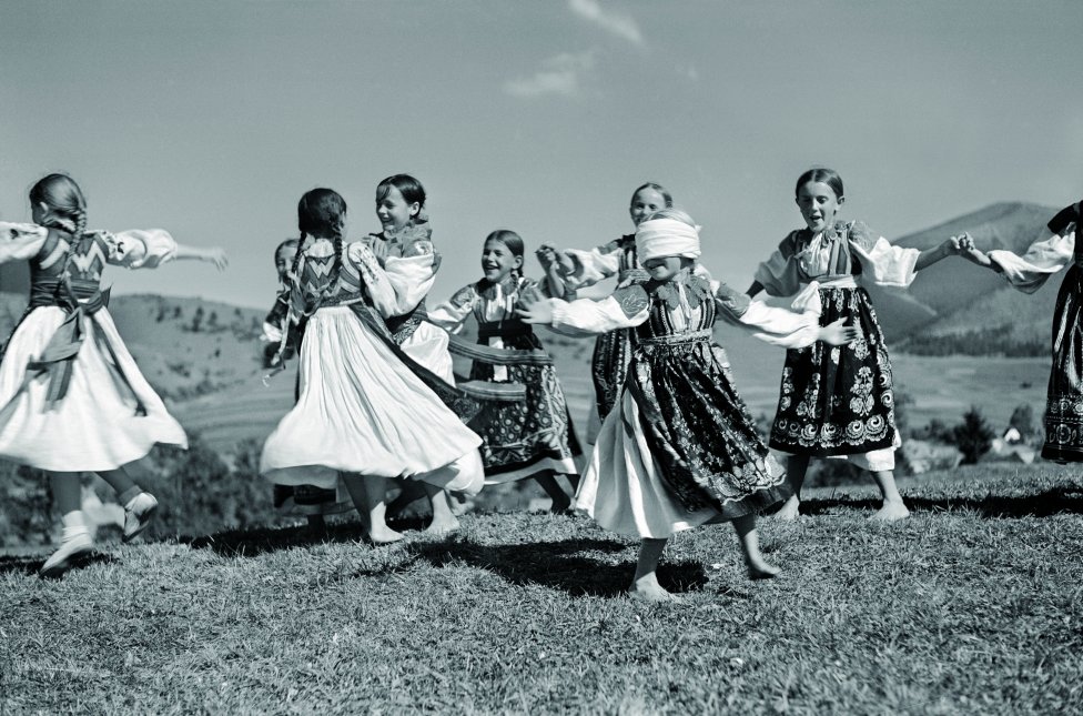 Hra "Na slepú babu", Liptovská Lúžna, 1947. Foto – Slovenské národné múzeum v Martine © Karol Plicka dediči