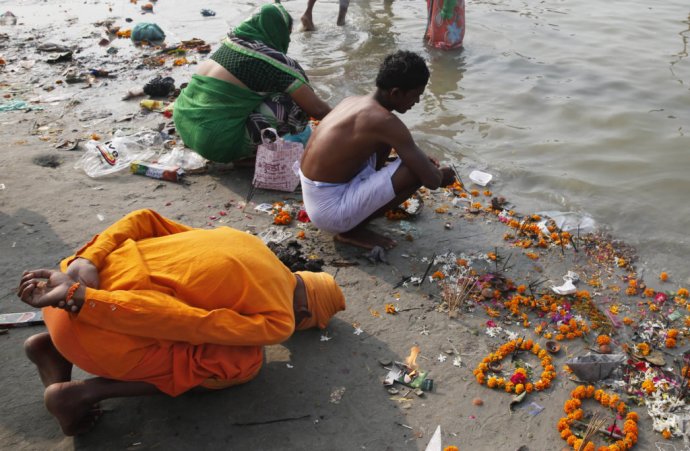 Hinduisti vykonávajú ranné rituály na brehu rieky Gangy počas prvého dňa sviatku Navarátri. Foto: AP/tasr
