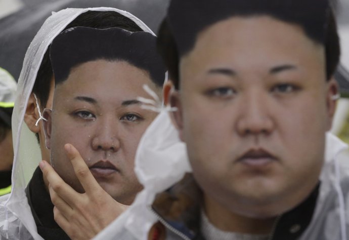 masky Kim Čong-una na demonštrácii v Soule. FOTO - TASR/AP