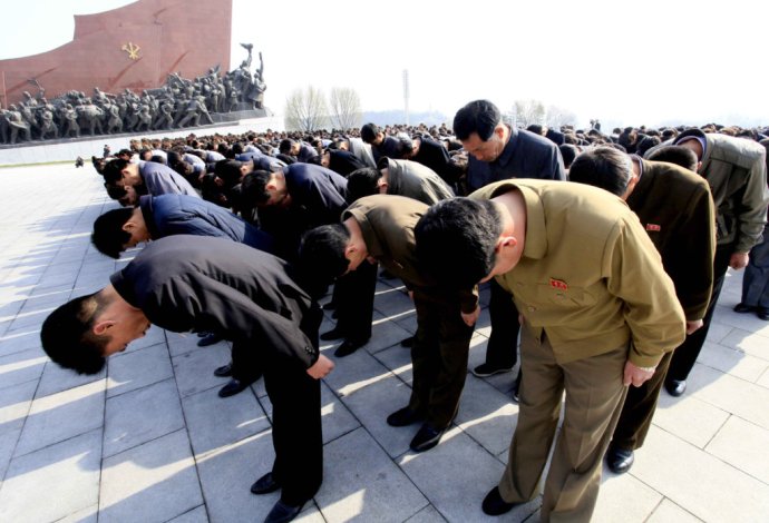 Severokórejčania sa v hlavnom meste klaňajú dynastii Kimovcov. Foto – TASR/AP
