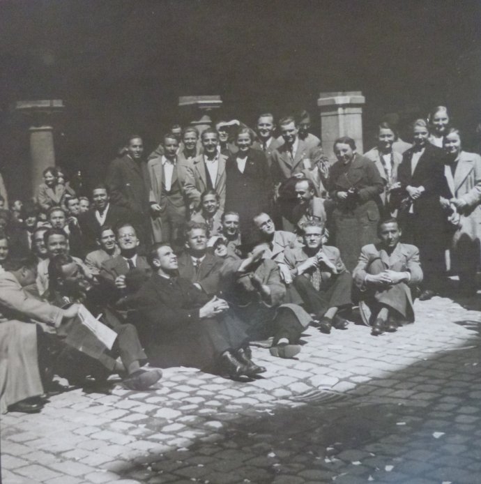 Demonštranti na nádvorí Starej radnice. Foto - Reprodukcia zo Slovenského národného archívu