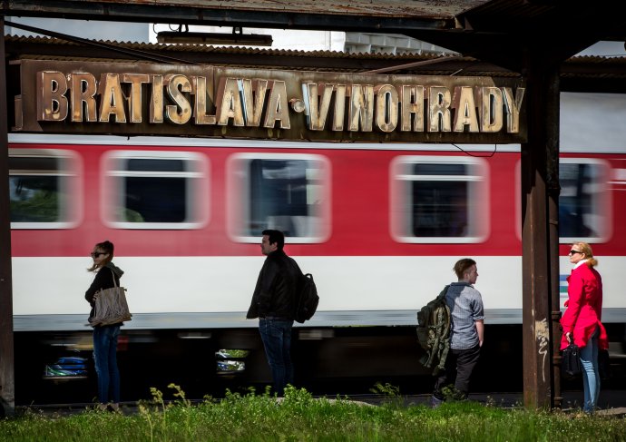 Zastávka Vinohrady, vitajte v Bratislave. Foto N – Tomáš Benedikovič