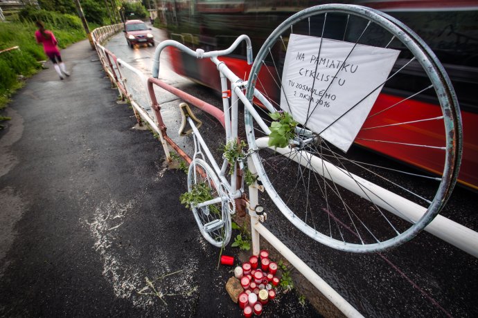 Pomník pre cyklistu, ktorého zabil vodič nákladného auta za železničným podjazdom v smere na Kolibu. Foto N – Tomáš Benedikovič