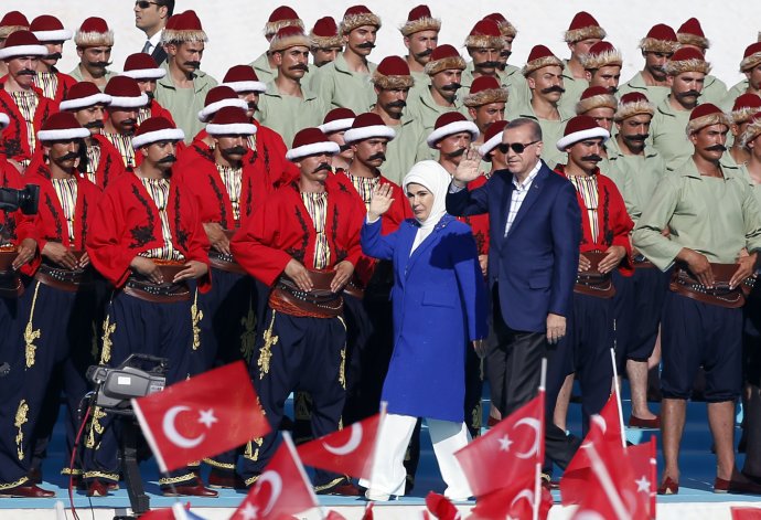 Turecký prezident s manželkou a vojakmi v dobových kostýmoch. Foto – TASR/AP