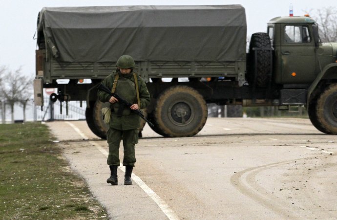 Ukrajinský Krym obsadili pred takmer piatimi rokmi ruskí vojaci bez označenia. Foto – TASR/AP
