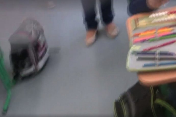 Záber z videa, na ktorom úradníci berú zo školy v Brehoch sedemročného Marca. Reprofoto – Denník N