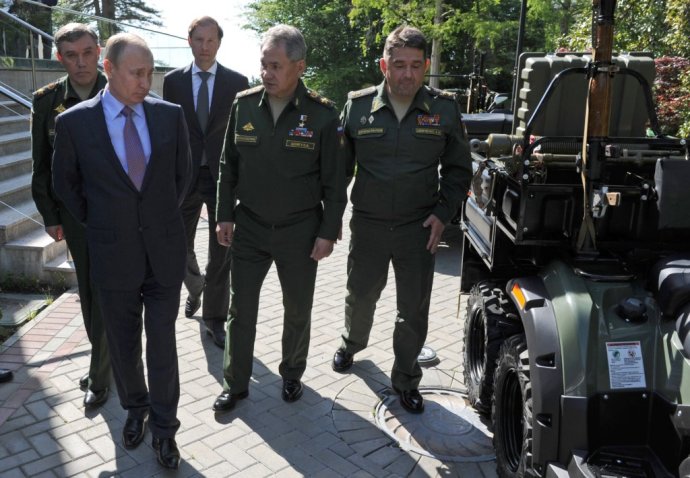 Vladimir Putin počas prehliadky vojenského džípu vo svojej rezidencii v Soči. Foto - AP