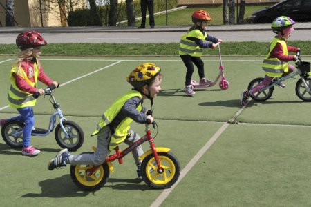 Vtipy netriafajú presne, rýchlu chôdzu nezakázali. Vážny však z chodníkov vytláča detských cyklistov
