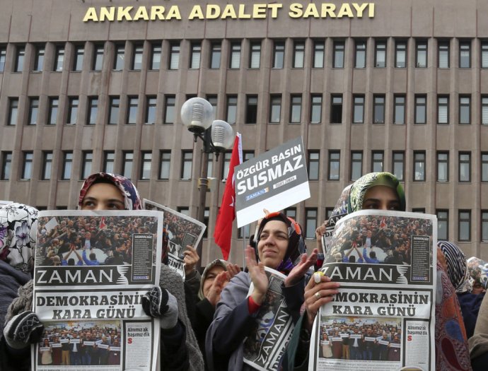Turecké noviny Zaman sa po policajnej razii počas jednej noci zmenili na hlasnú trúbu Erdoganovho režimu. Foto – TASR/AP