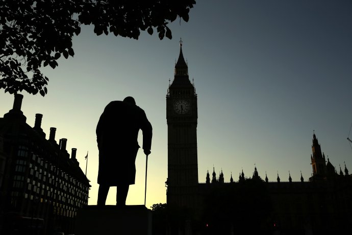 Socha Winstona Churchilla oproti sídlu parlamentu v Londýne. Foto - TASR/AP
