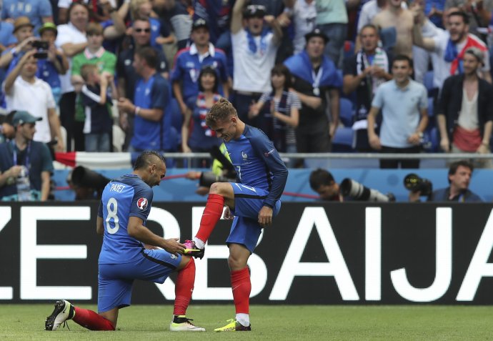 Dmitri Payet a Antoine Griezmann oslavujú druhý gól v írskej sieti. Foto: TASR/AP