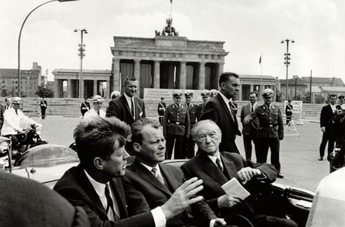 Americký prezident John. F. Kennedy (vľavo), starosta Západného Berlína Willy Brandt a kancelár Konrad Adenauer v Berlíne v krízovom roku 1963. Foto - TASR