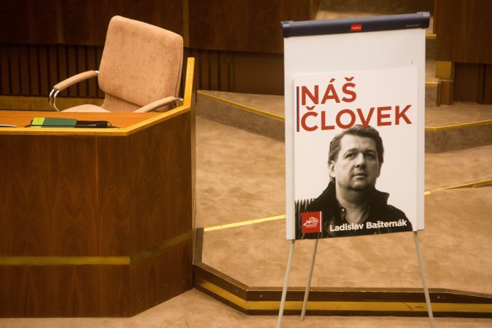 Plagát Ladislava Bašternáka v parlamente počas schôdze, na ktorej opozícia chcela odvolať Kaliňáka. Foto N – Vladimír Šimíček